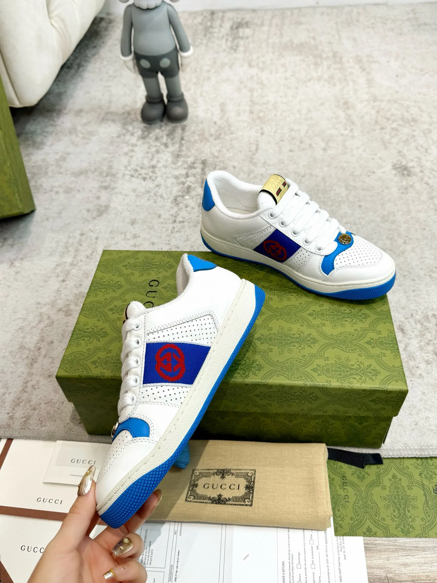 Ex-factory price: 540💰 GUCCI Gucci's newly upgraded back cover lining, top-notch old dirty shoes, classic casual sports shoes for couples, retro sneakers and old G family dirty shoes, updated at the counter simultaneously! ①The shoe upper has the same water-based edge coating process as the original version⚠️The ordinary oil edges on the market have a strong glue feel and are easy to fall off! Grade A first-layer nubuck leather (with pores)/matching computer embroidered double G cloth, high-density terry velvet lining. ② A PVC transparent small round mark sealing line is added to the details of the midsole. The mold is opened six times and the jewelry craftsmanship is used to customize the two-color double G buckle, striving to be the same as the original version. A pair of buttons is more than three times more expensive than ordinary buckles on the market. ③An old two-color washable label, the chip is placed on the outer waist of the right foot, the entire shoe is completely hollowed out with rubber technology, TUP material (rubber to distinguish the market) with the latest green packaging from the counter, 3D printed handbag, and a pair of shoelaces. There is no pressure when entering and exiting the counter. You can buy a 1:1 accurate replica of the original version and modify and upgrade it repeatedly. The details are perfectly restored, the materials are all customized, and they are truly top-notch. Please look at the details clearly to identify the quality. Upper: First-layer frosted cowhide/embroidered double G cloth. Lining: original high-density velvet lining. Foot pads: original pearlescent sheepskin. Outsole: private molded vacuum TPU material. Packaging: original top-grade full set packaging at the counter. Shoe size: women's size 35-40, men's size 39-44 (men's size 38, 45🉑️customized, non-returnable)